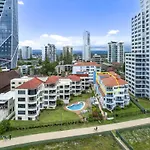 4 Bedroom Multi Level Beachfront Apartment - Q Stay