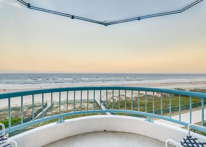 4 Bedroom Multi Level Beachfront Apartment - Q Stay
