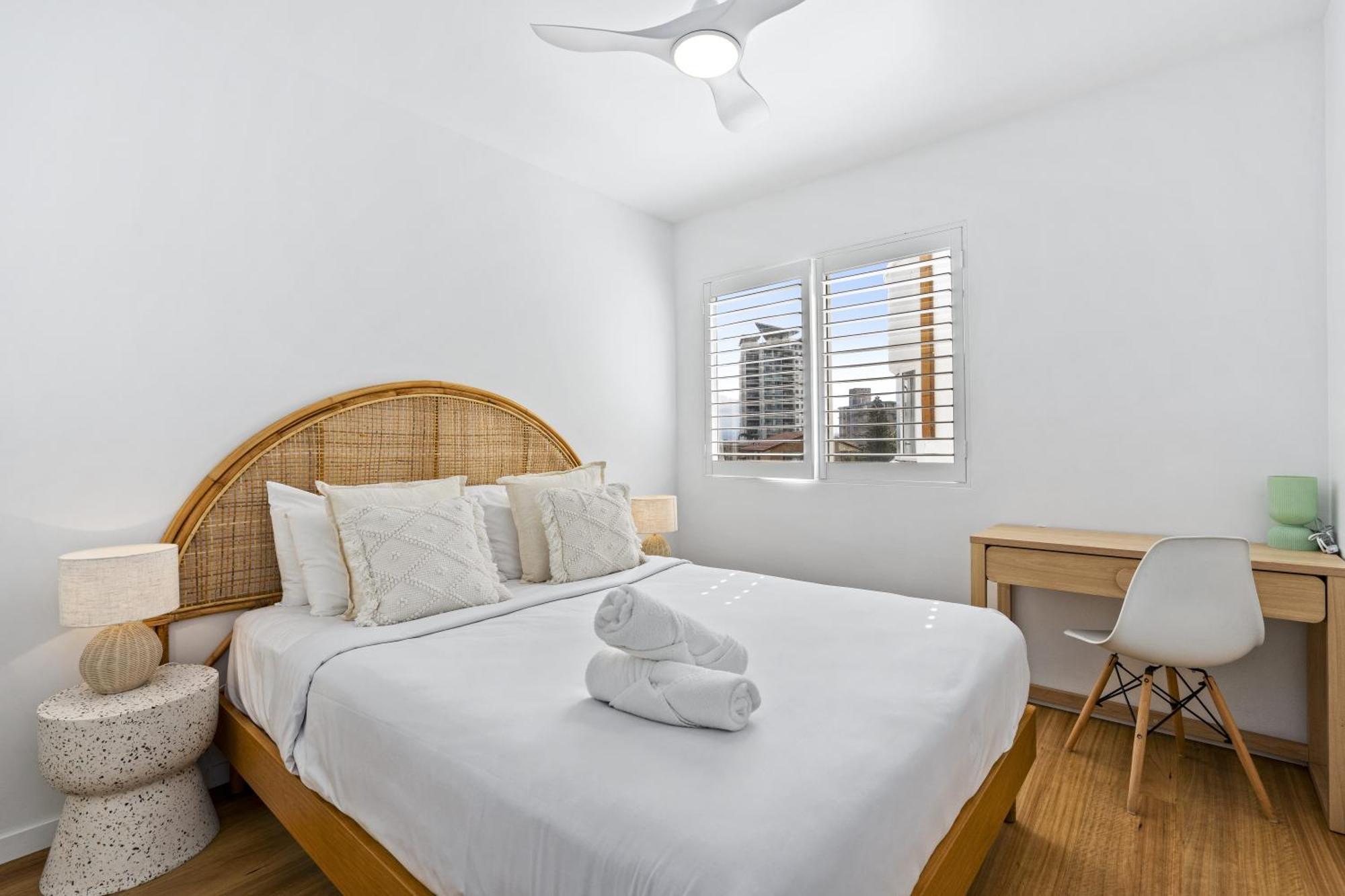 Apartment 4 Bedroom Multi Level Beachfront - Q