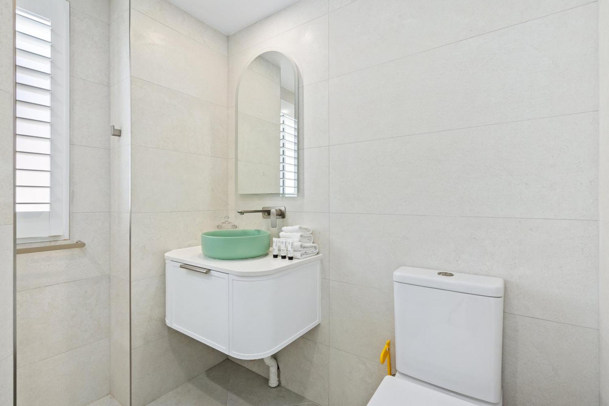 Apartment 4 Bedroom Multi Level Beachfront - Q