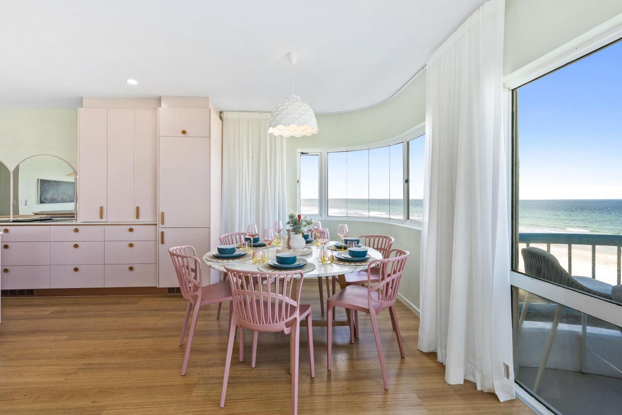 4 Bedroom Multi Level Beachfront - Q * Gold Coast