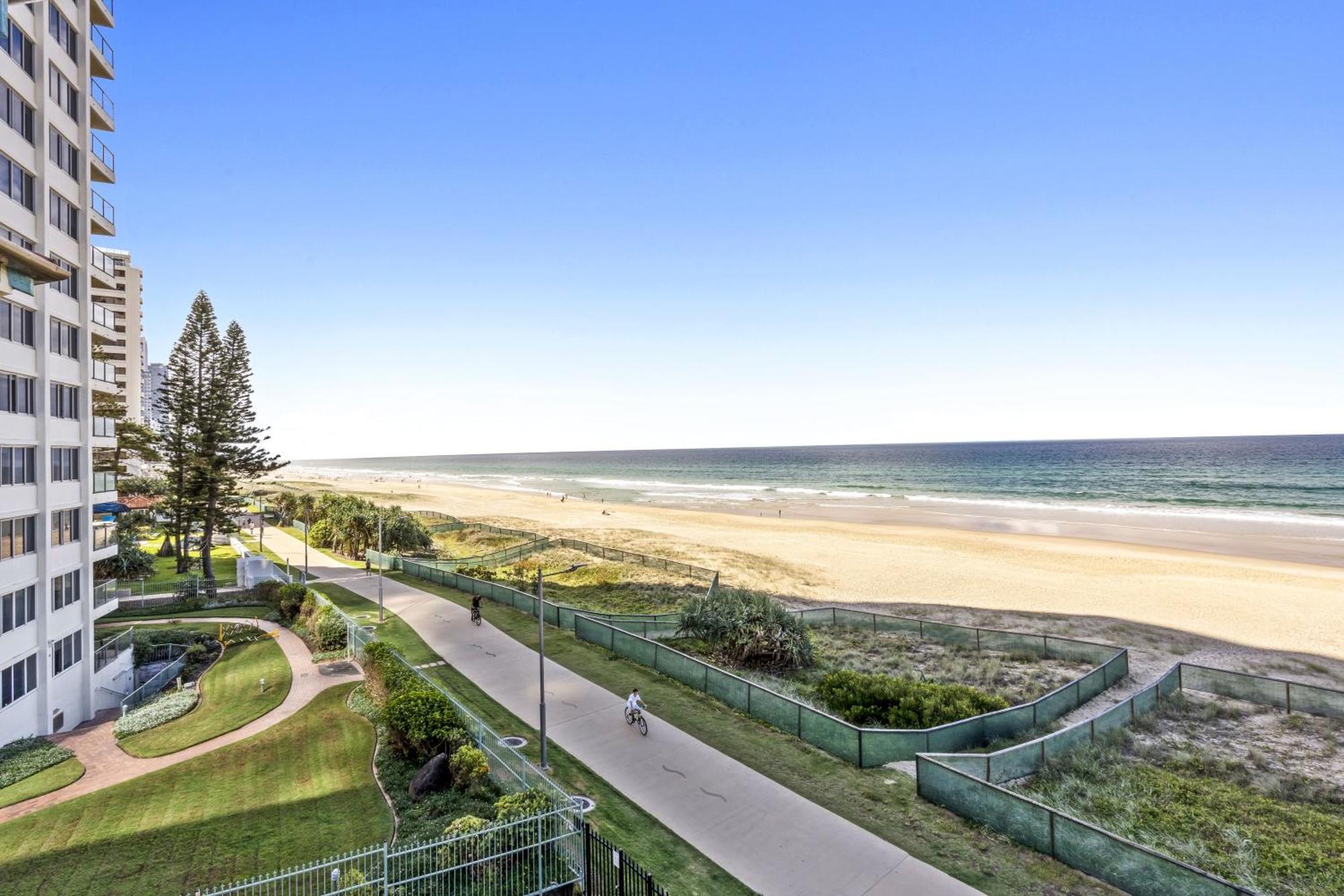 Apartment 4 Bedroom Multi Level Beachfront - Q