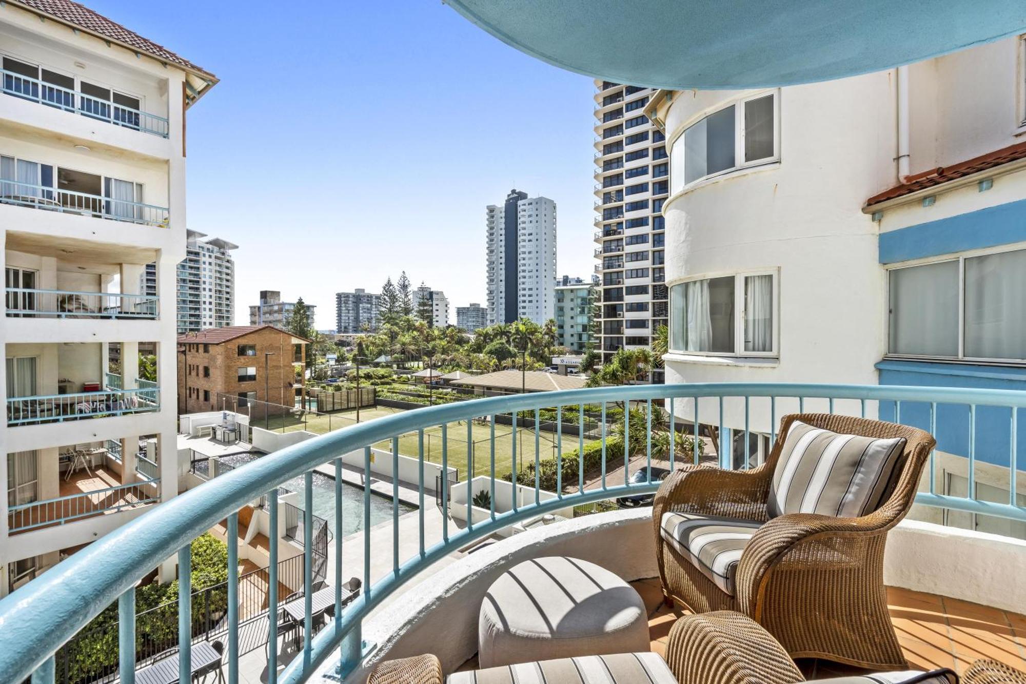 Apartment 4 Bedroom Multi Level Beachfront - Q Gold Coast