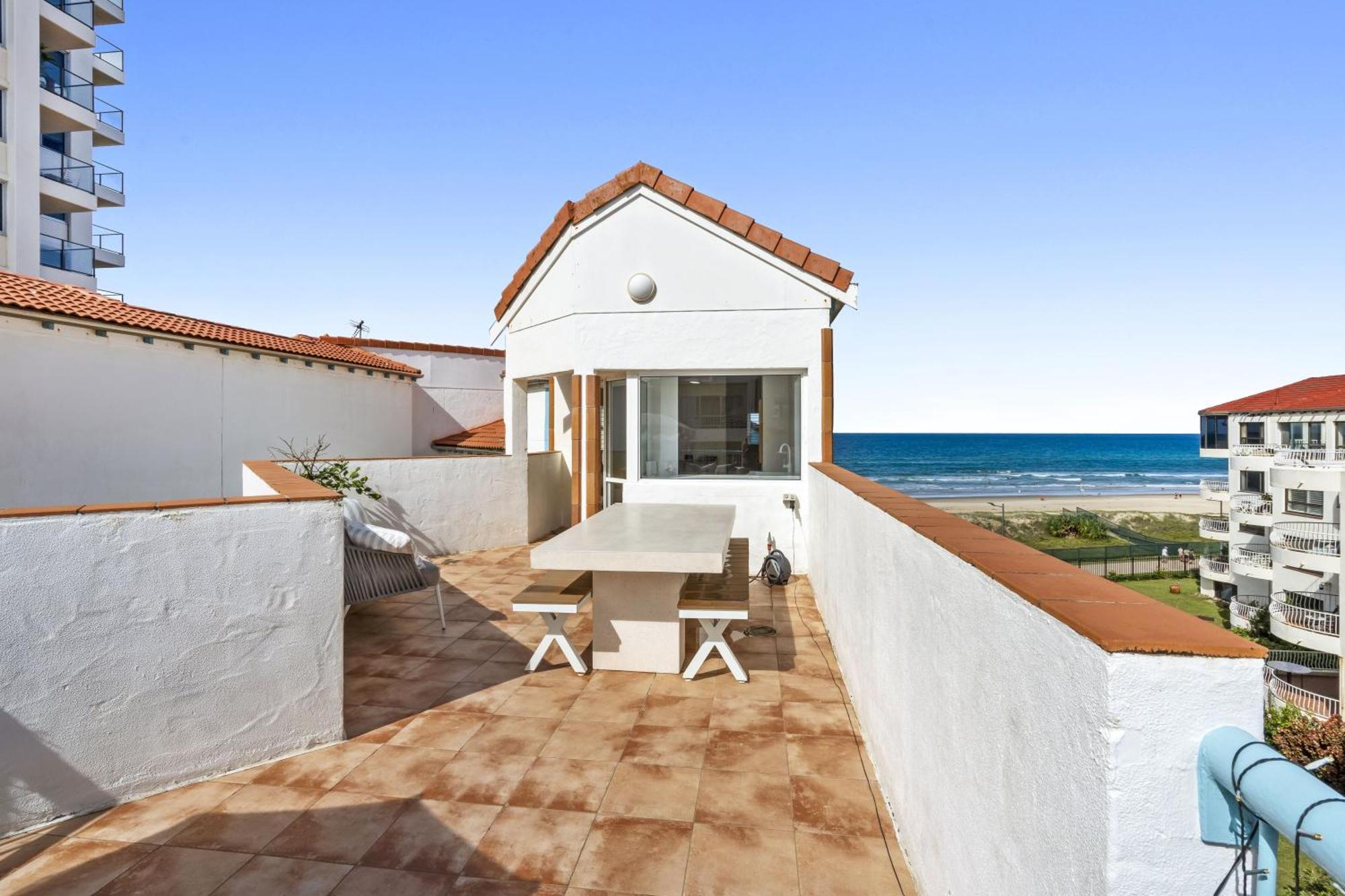 Apartment 4 Bedroom Multi Level Beachfront - Q Gold Coast