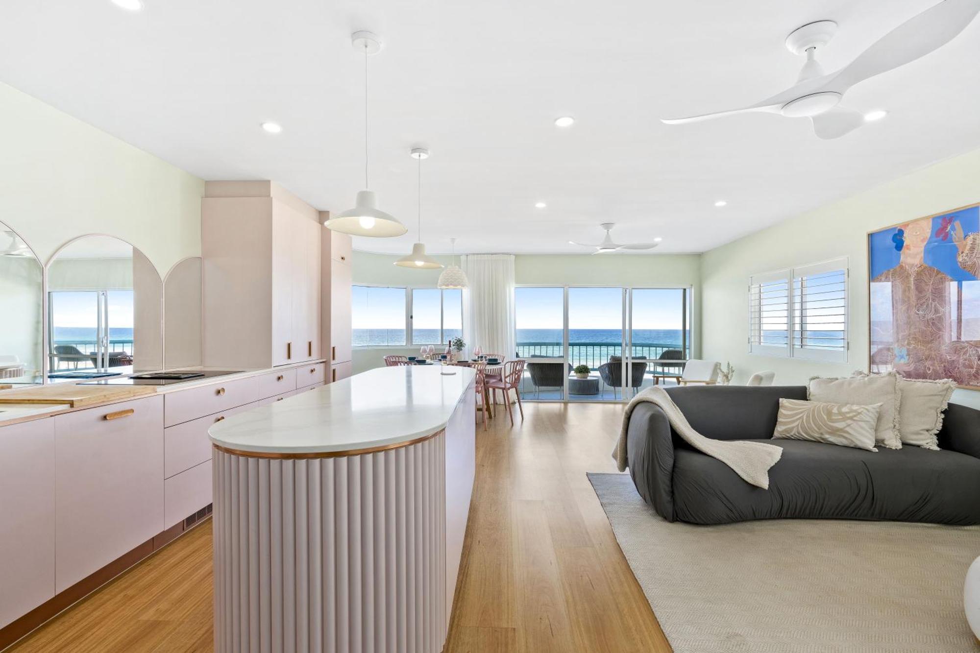 4 Bedroom Multi Level Beachfront - Q * Gold Coast
