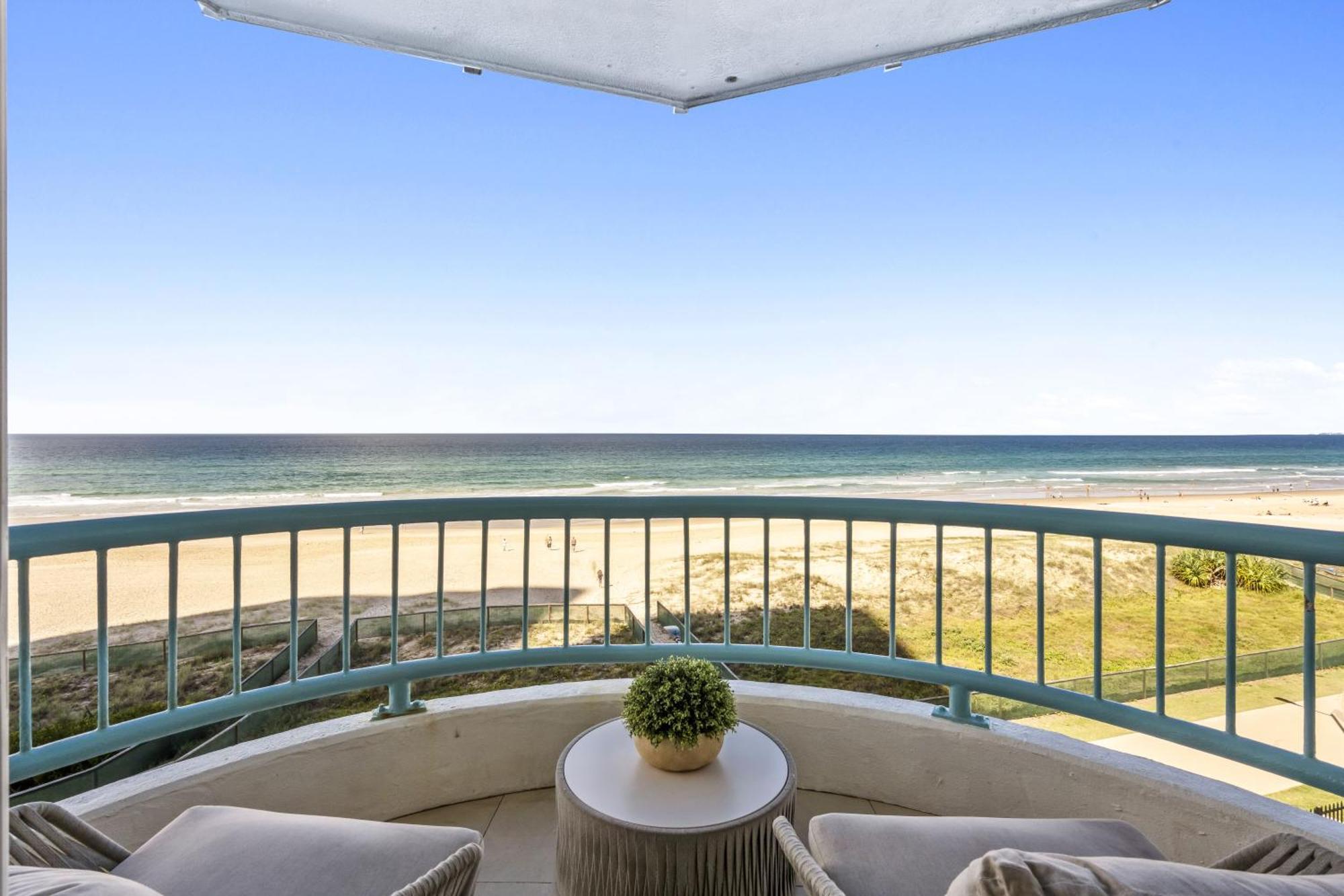 4 Bedroom Multi Level Beachfront - Q Apartment