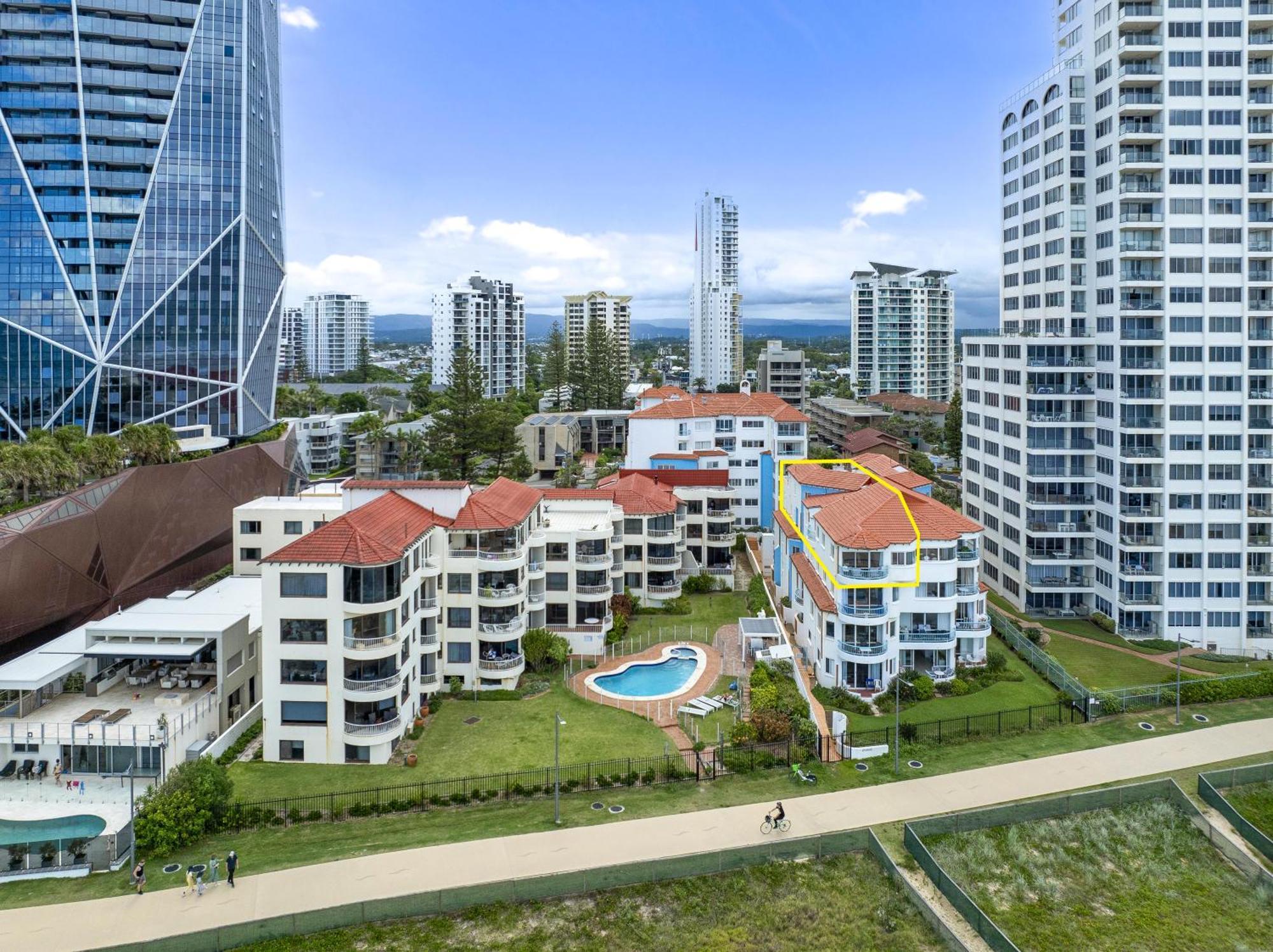 4 Bedroom Multi Level Beachfront - Q Apartment *