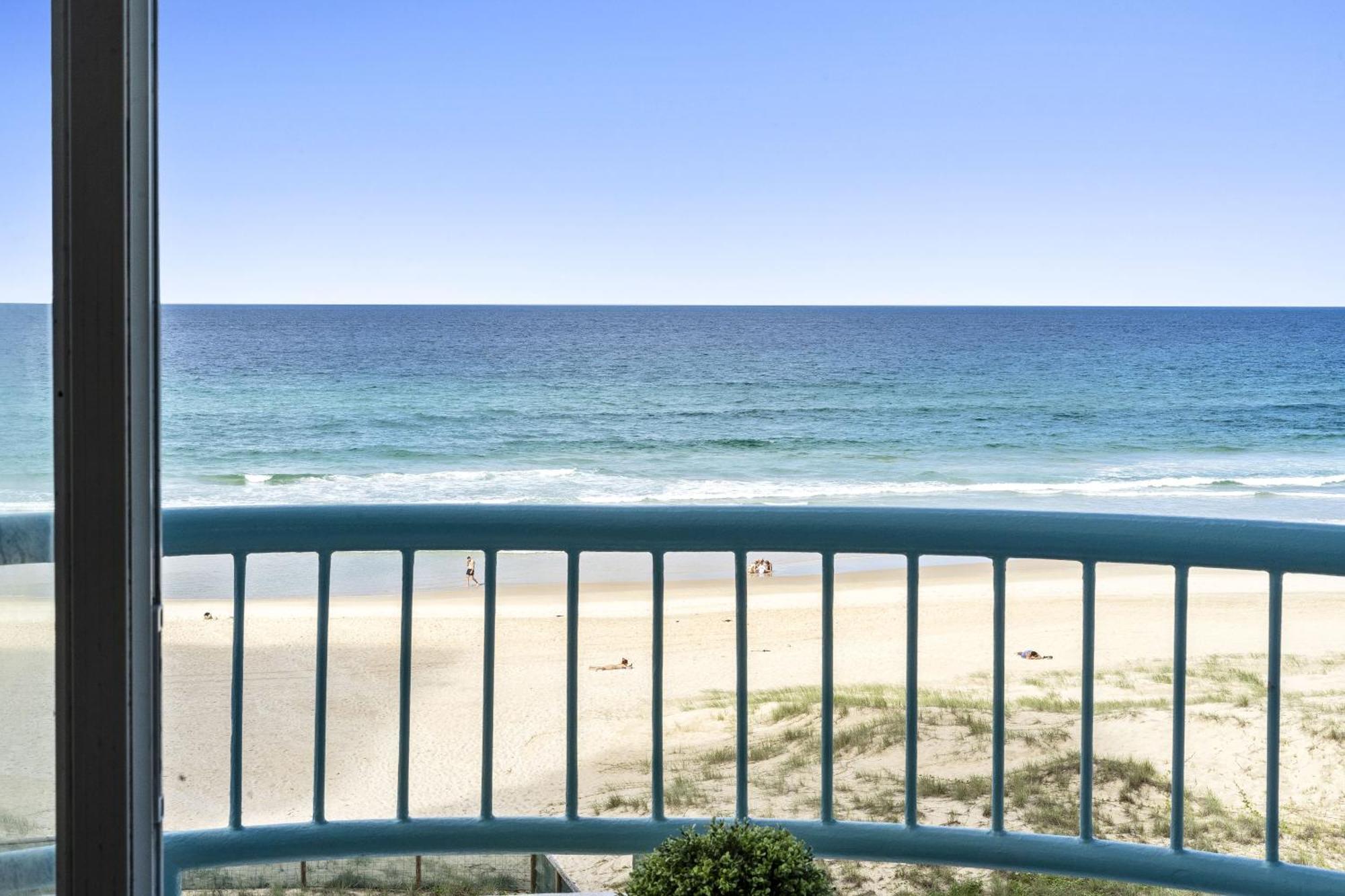 Apartment 4 Bedroom Multi Level Beachfront - Q
