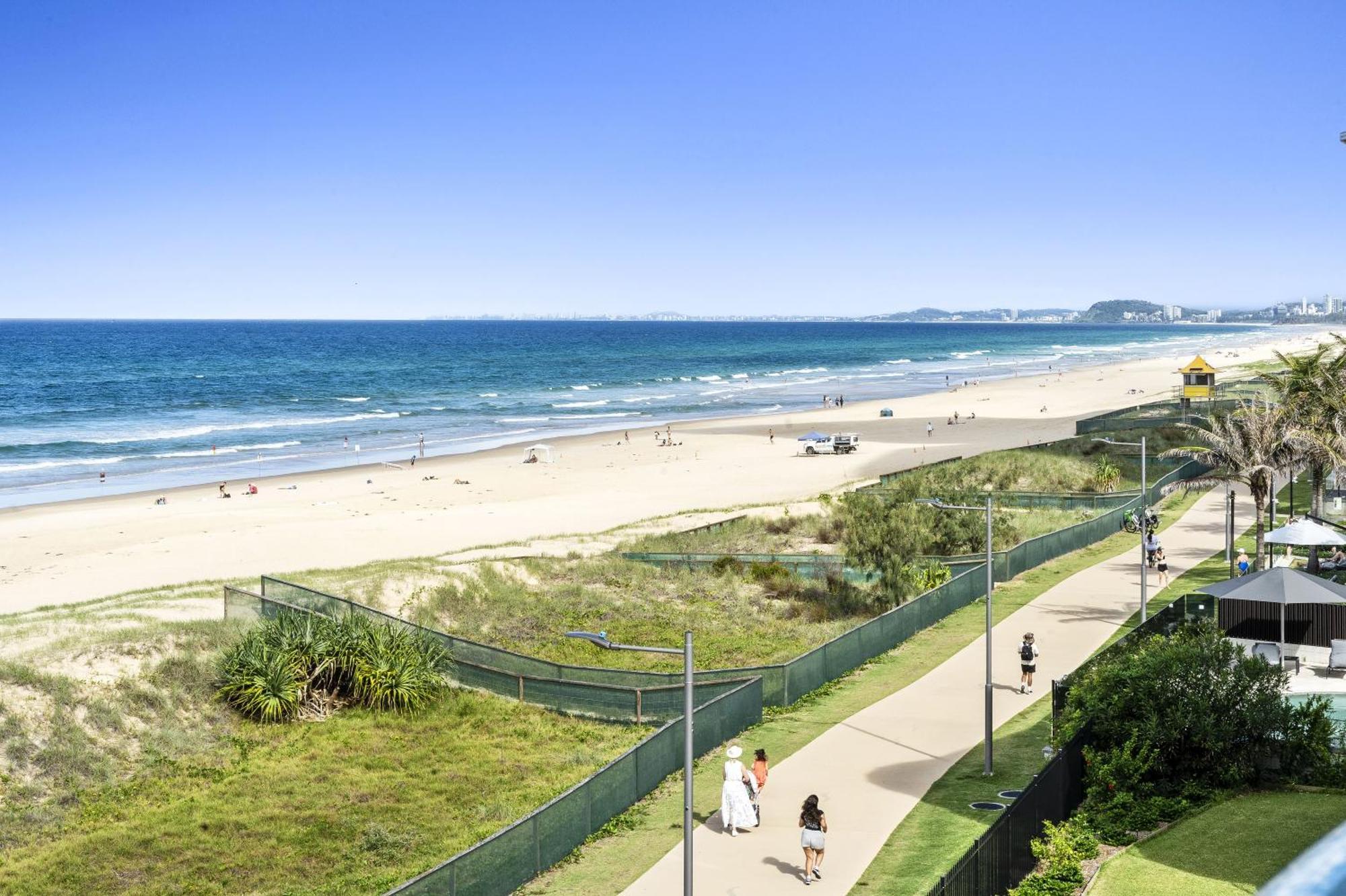 Apartment 4 Bedroom Multi Level Beachfront - Q Gold Coast